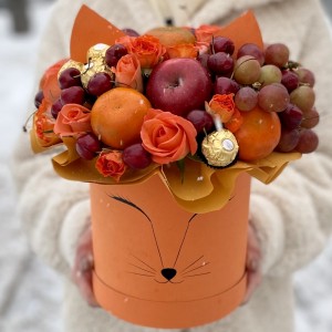 Коробка Лисичка с фруктами и розами